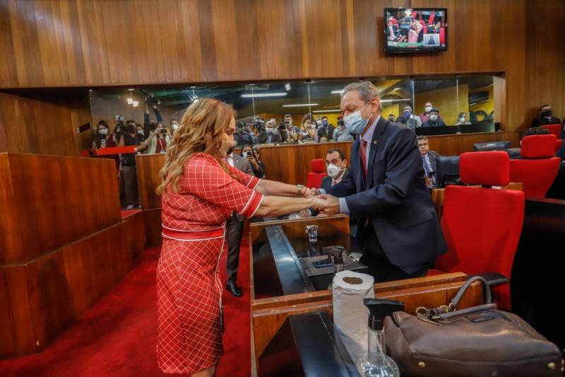 Flora Izabel cumprimenta Wilson Brandão no Plenário da Assembleia Legislativa